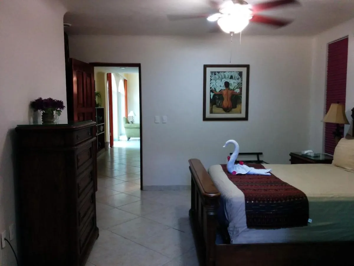Casa Beard, Spacious Guest House With High Speed Wifi & Pool. Playa del Carmen Holiday home