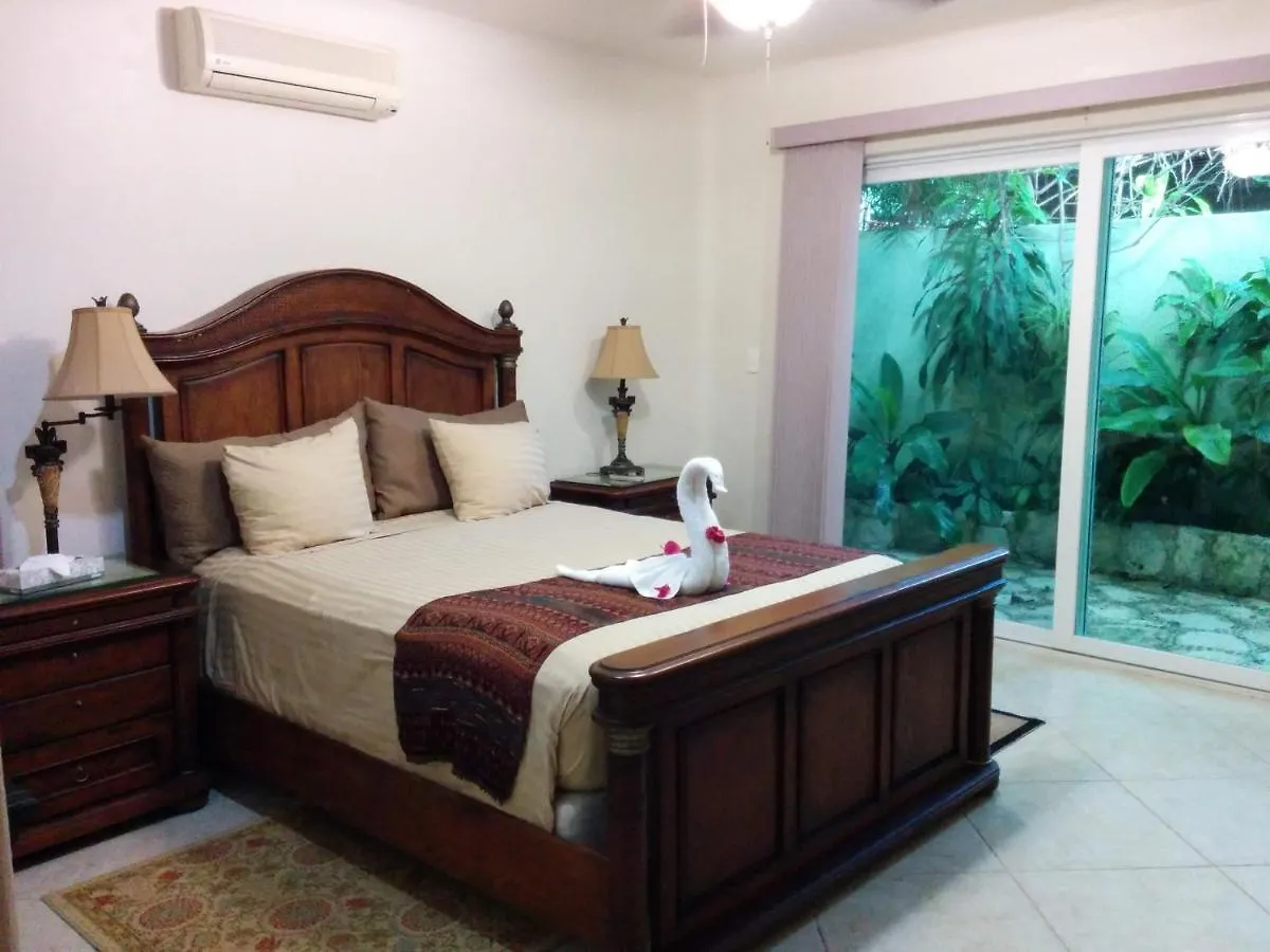Holiday home Casa Beard, Spacious Guest House With High Speed Wifi & Pool. Playa del Carmen Mexico