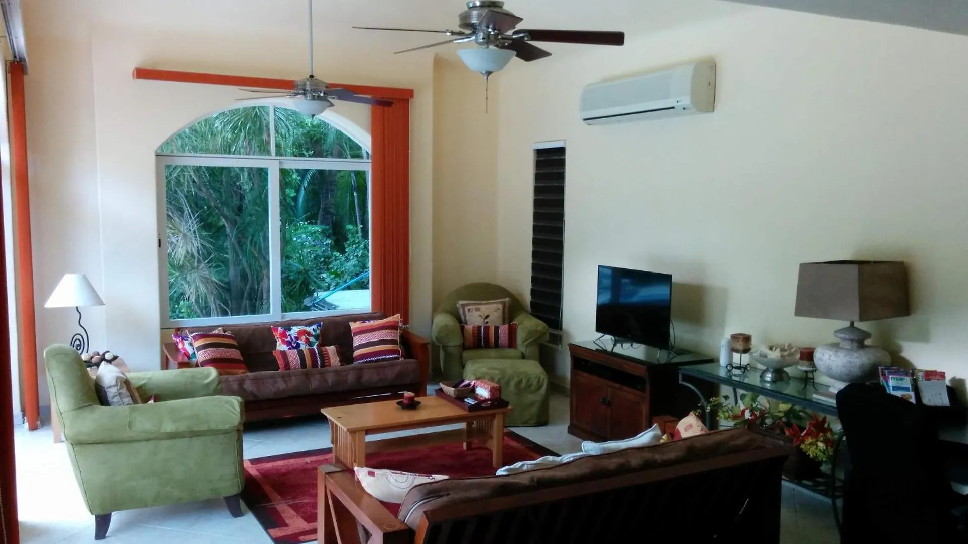 Casa Beard, Spacious Guest House With High Speed Wifi & Pool. contacts